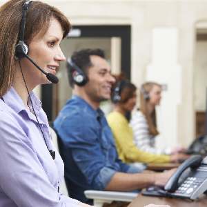 Hombres y mujeres trabajando en un call center