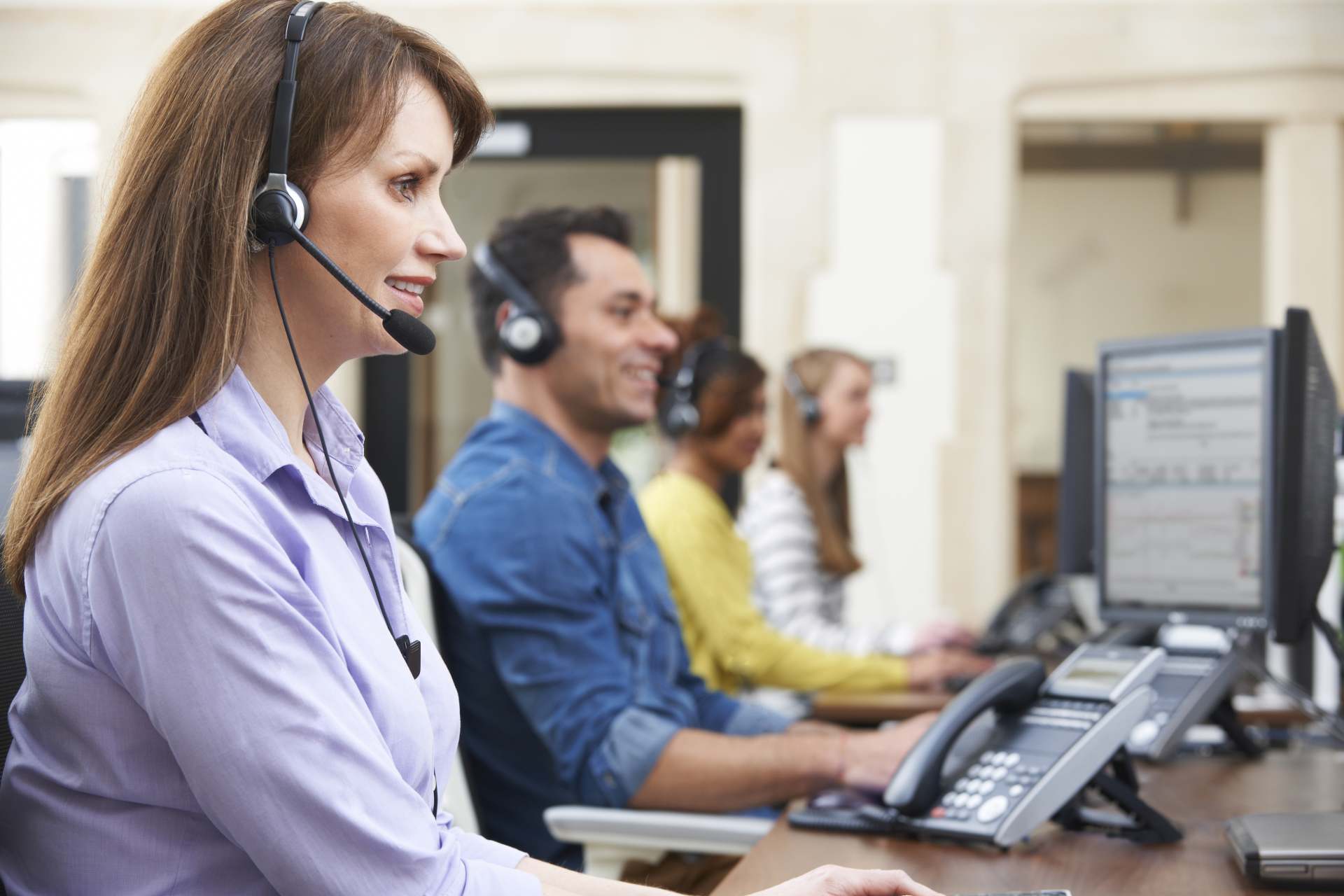 Hombres y mujeres trabajando en un call center